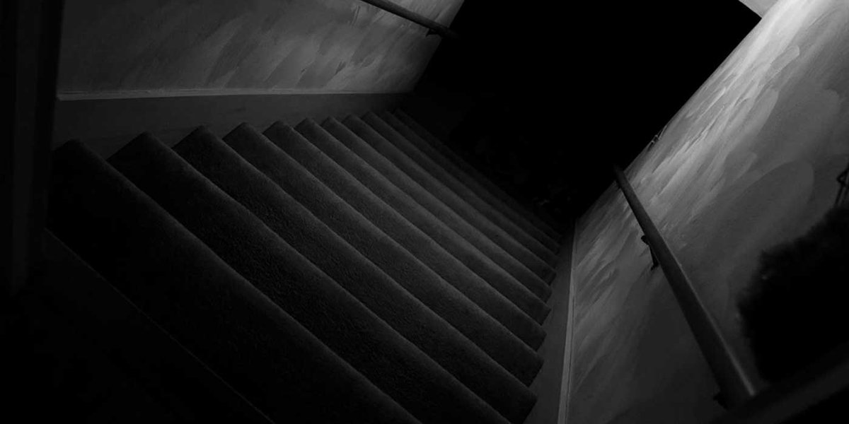 Лестница в темноту. Лестница в темный подвал. Лестница вниз в темноту. Страшная лестница. Лестница в темноте