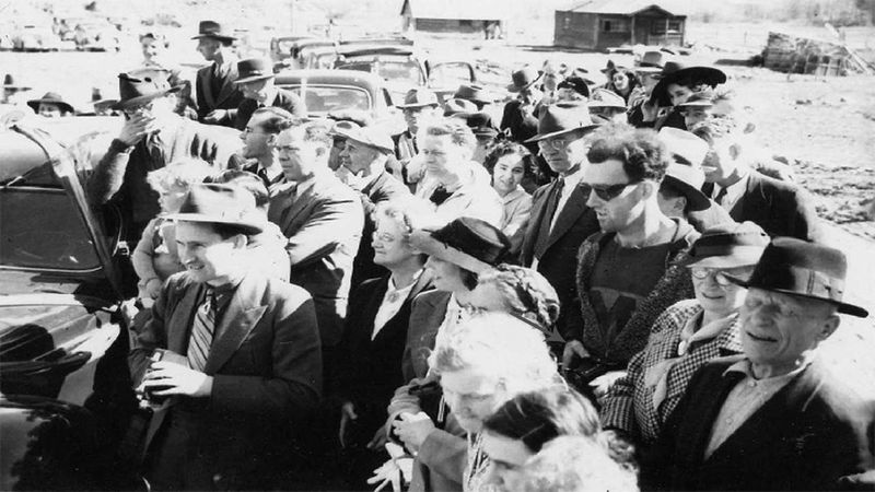 Машина времени существует, на фото 1941 года обнаружен человек из будущего