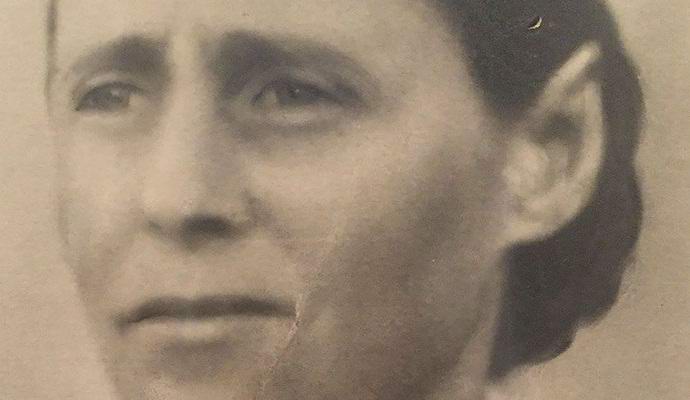 Специалистка сфотографировала призрак в окне соседей