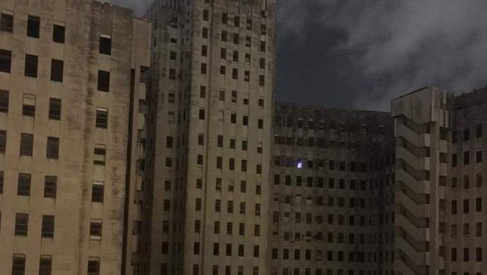 В окне заброшенного госпиталя показался рождественский призрак