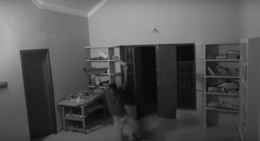 Злой призрак из шкафа накинулся на подростка